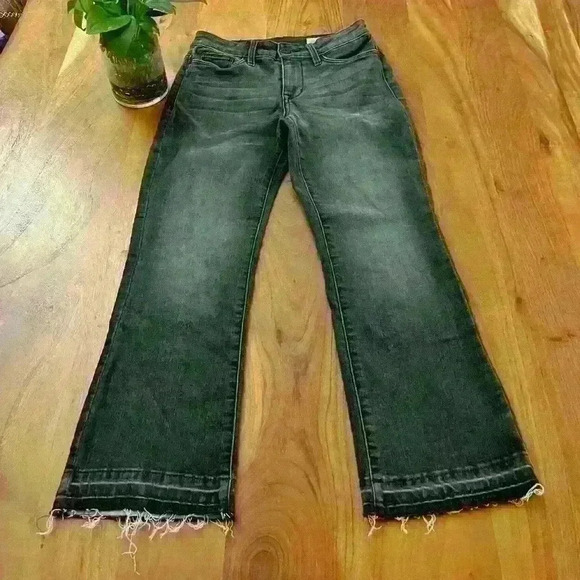 VERO MODA Flared Bootcut Gray Black 
Medium Raise Jeans with  Raw Hem. - Picture 8 of 8